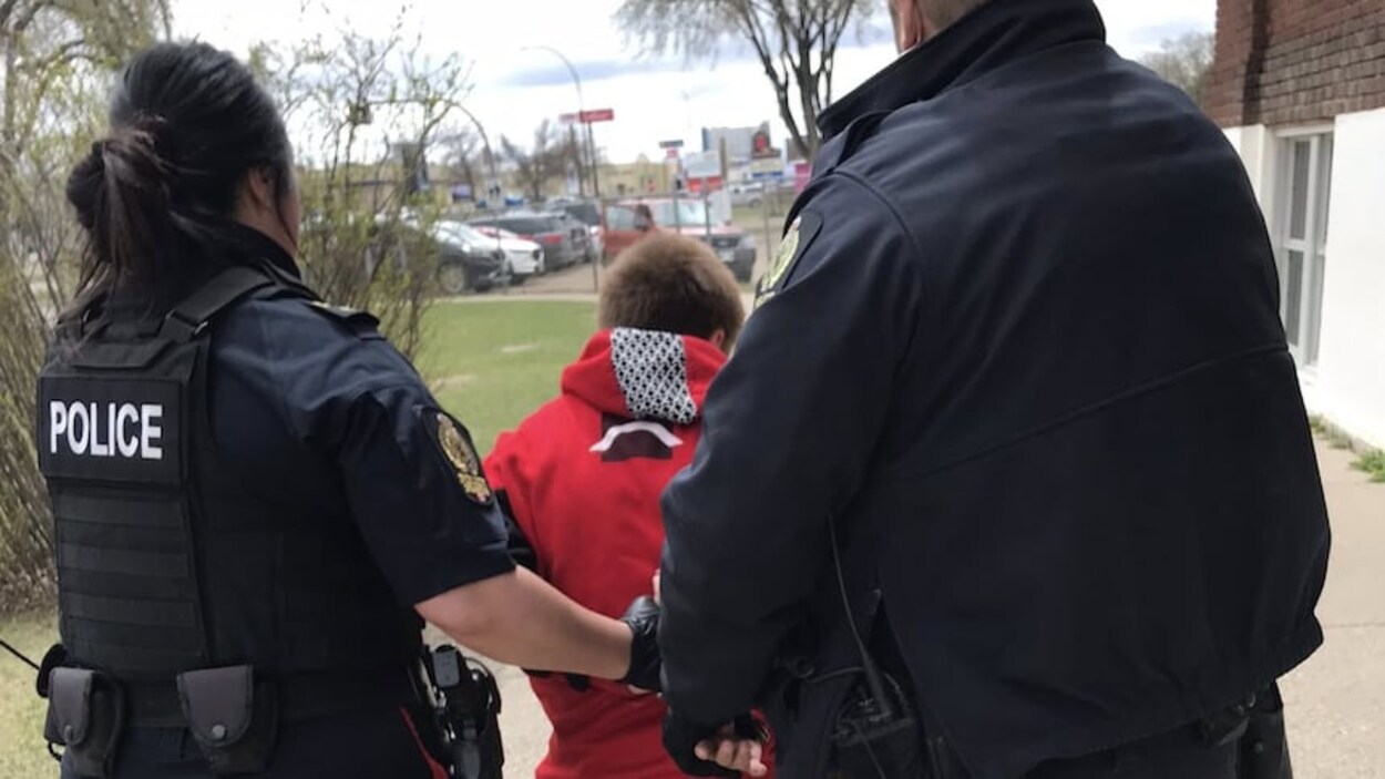La famille d’un garçon de 11 ans menotté à l’école exige des explications