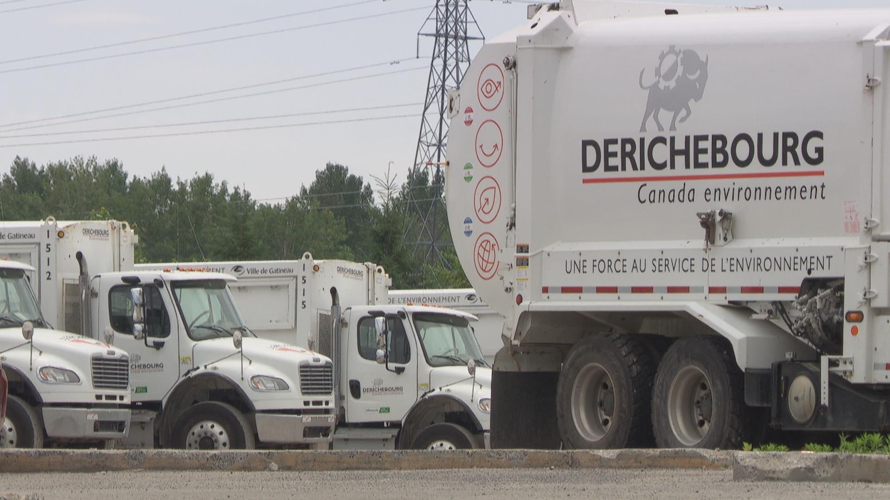 Plusieurs camions de la compagnie Derichebourg.