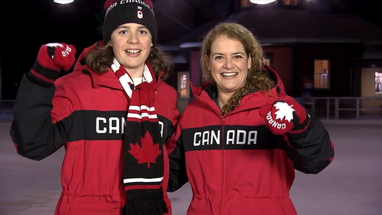 La gouverneure générale Julie Payette et son fils Laurier sur une patinoire La gouverneure générale Julie Payette et son fils Laurier sur une patinoire