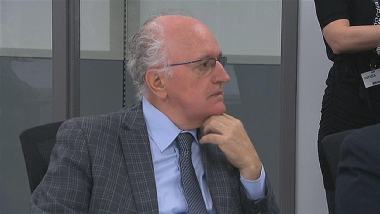 Ghislain Harvey assis et attentif Ghislain Harvey assis et attentif