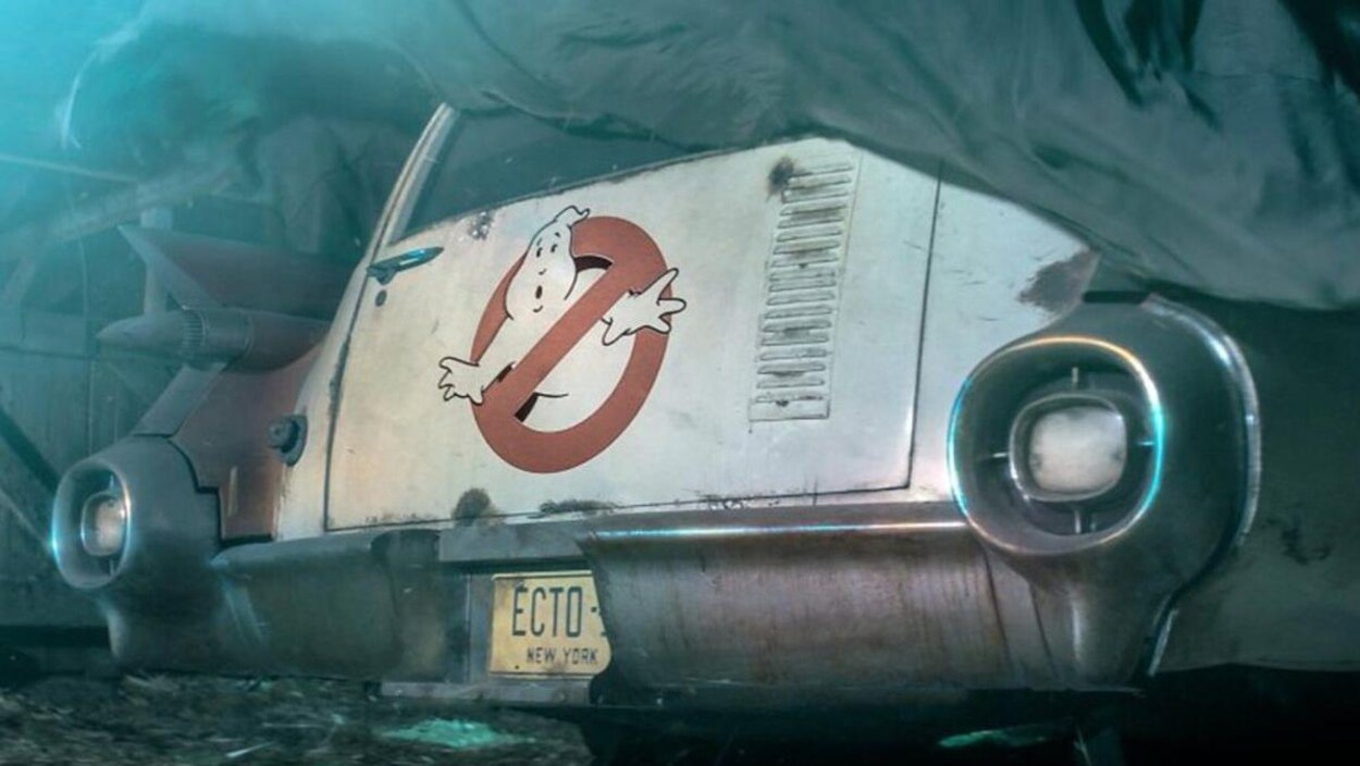 Photo de l'arrière d'une voiture blanche sur laquelle se trouve le logo des Ghostbusters.