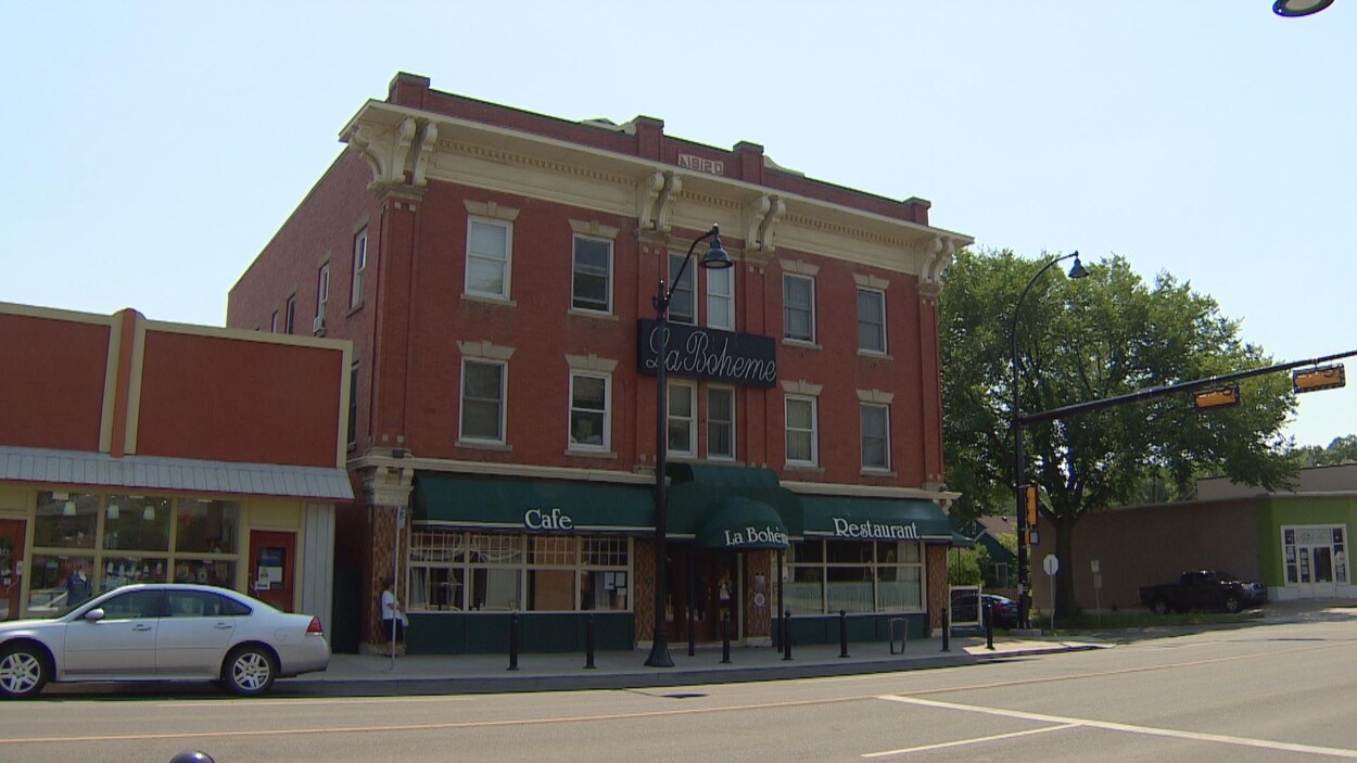 L'édifice Gibbard est situé dans le quartier Highlands, un quartier fréquenté par les élites d'Edmonton riche en bâtiments patrimoniaux. L'édifice Gibbard est situé dans le quartier Highlands, un quartier fréquenté par les élites d'Edmonton riche en bâtiments patrimoniaux.