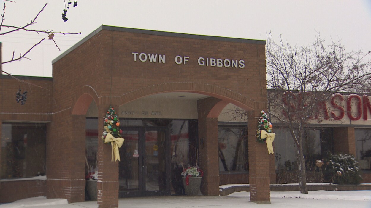 L'entrée principale de l'hôtel de ville de la municipalité de Gibbons.