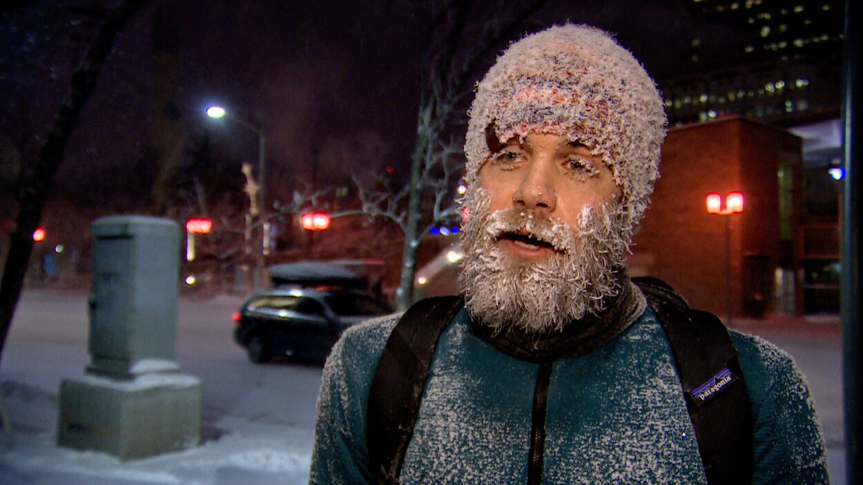 Gibby Davis fait face à la caméra. Sa barbe et son bonnet sont complètement gelés.