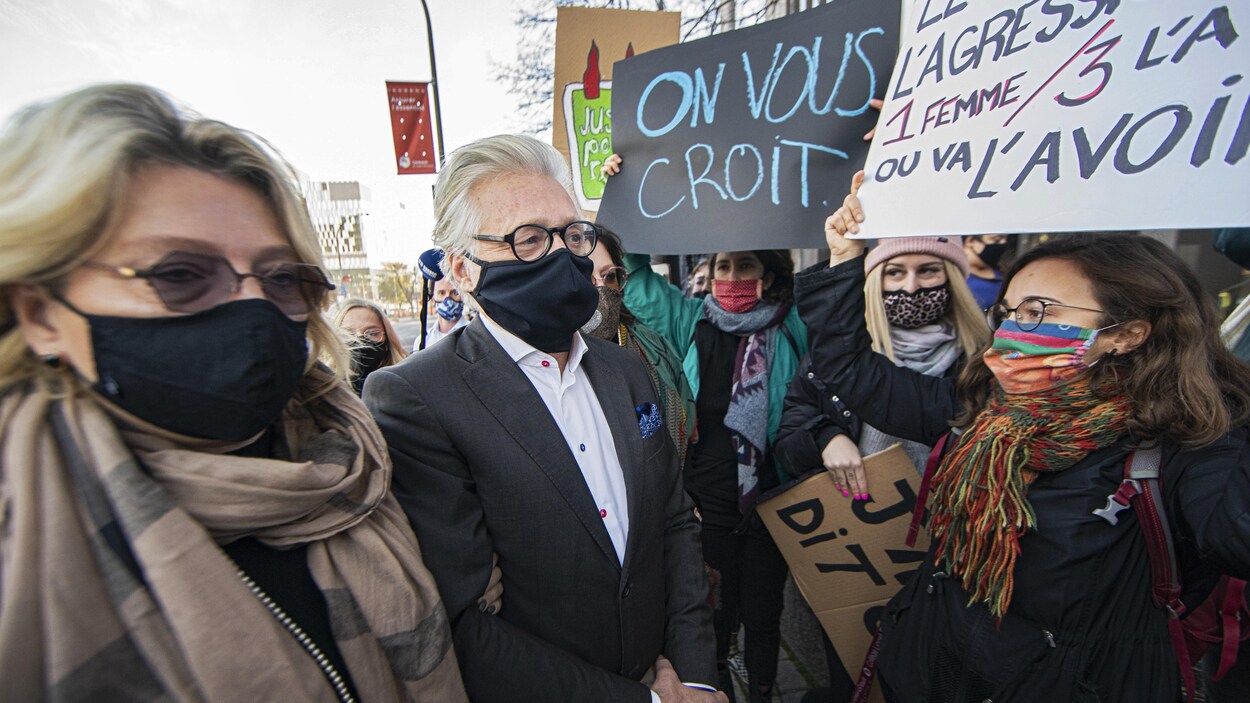 Arrivée de Gilbert Rozon sous les huées d’une trentaine de manifestants.