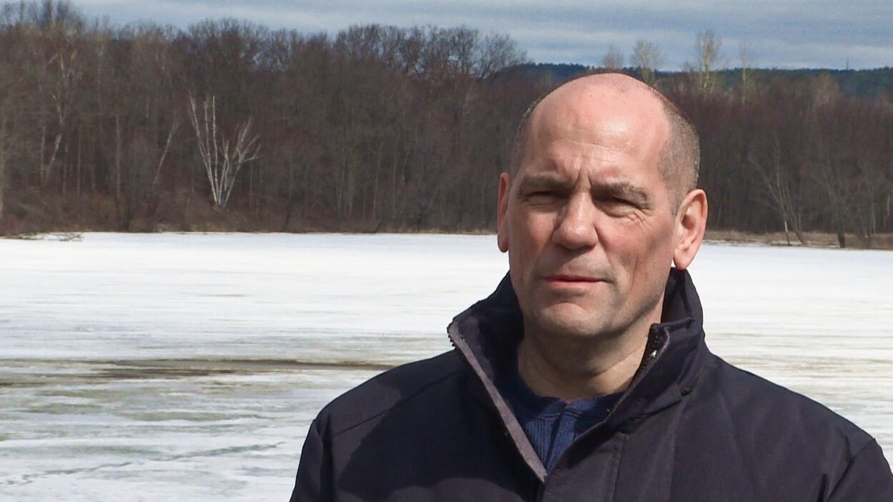 Gilbert Thibault en entrevue à l'extérieur.
