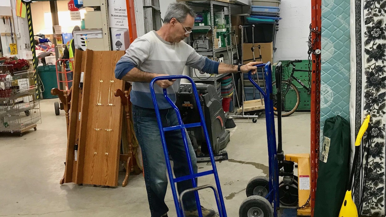 Gilbert-Vielfaure, le directeur du centre trie des dons.