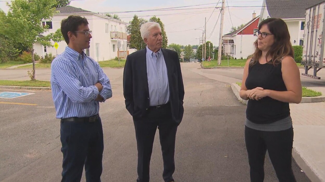 Alexis Brunelle-Duceppe et son père discute avec une employée à l'extérieur.