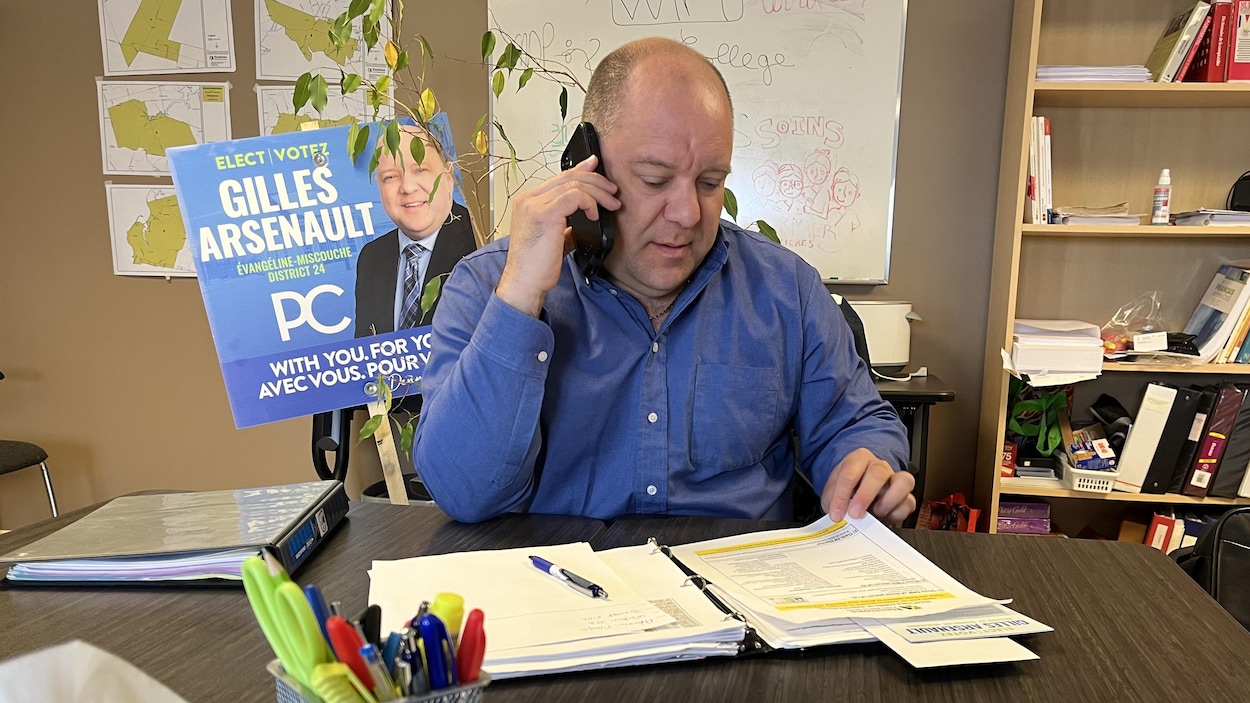 Visé par une enquête policière, le député Gilles Arsenault a obtenu un congé officiel