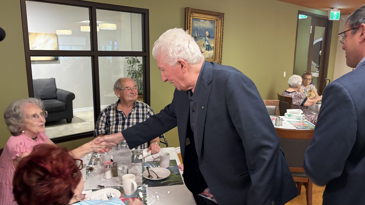 L’ex-chef du BQ Gilles Duceppe et la candidate Caroline Dubé visitent des RPA