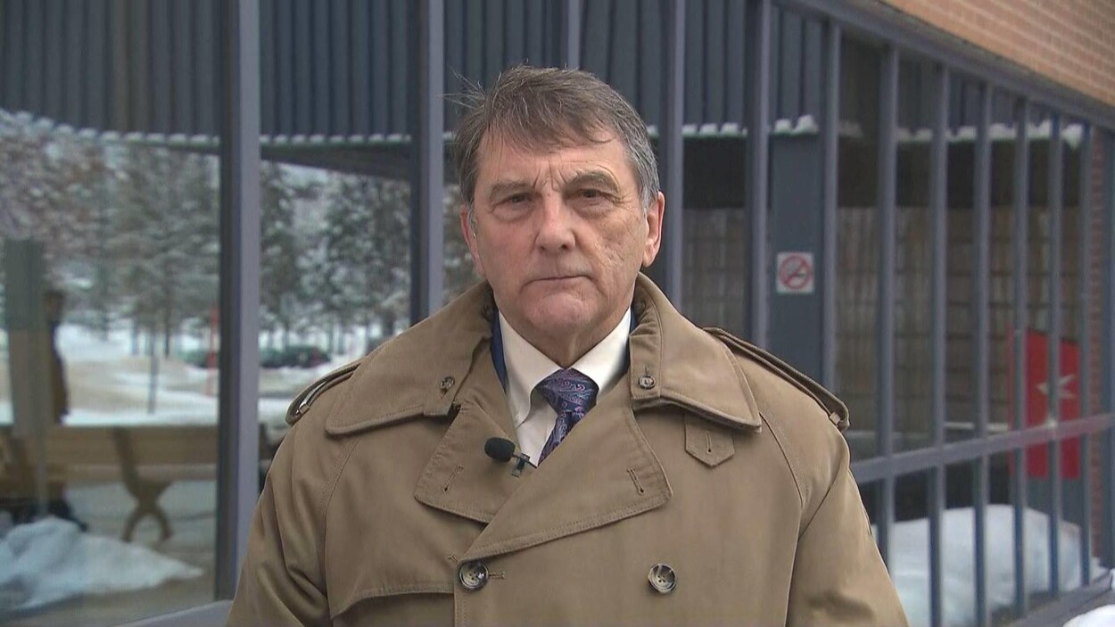 Gilles Lanteigne à l'extérieur, vêtu d'un manteau d'hiver, devant un édifice.