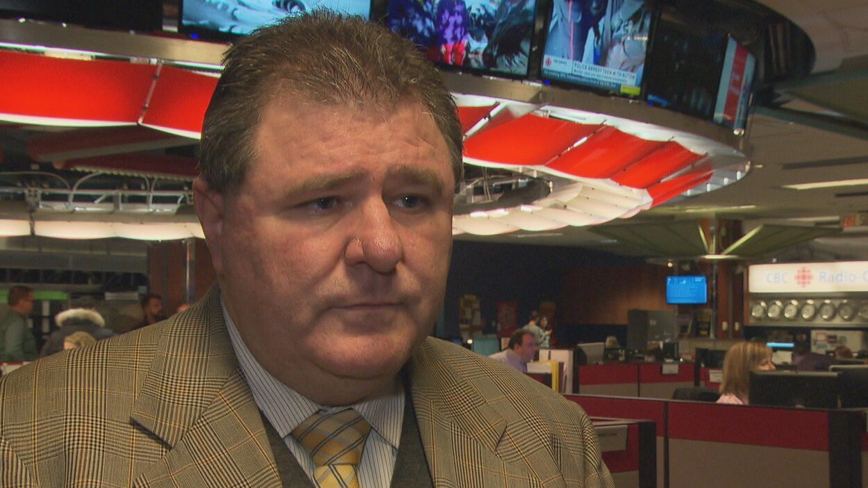 Le professeur de l'Université d'Ottawa, Gilles LeVasseur, appuie l'idée d'une Ville d'Ottawa officiellement bilingue. Le professeur de l'Université d'Ottawa, Gilles LeVasseur, appuie l'idée d'une Ville d'Ottawa officiellement bilingue.