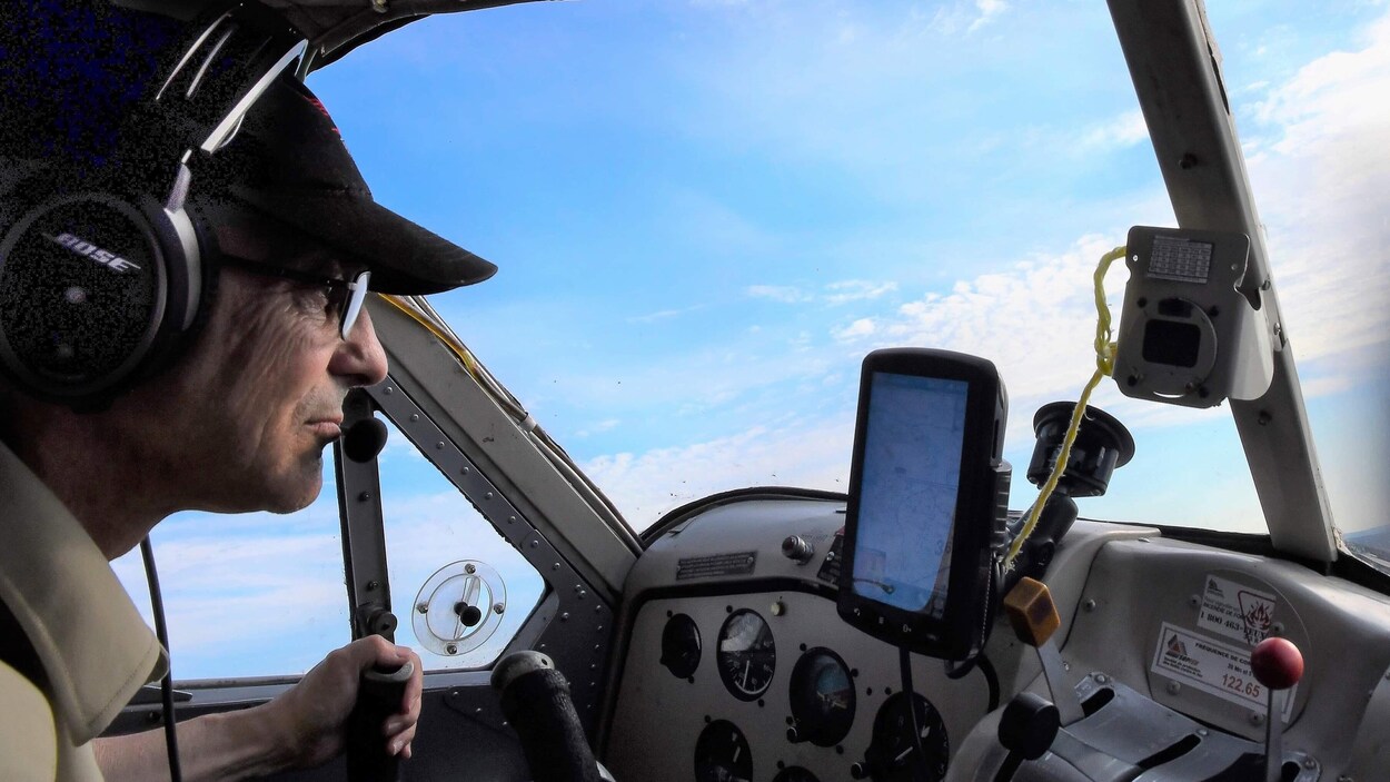 Un pilote est aux commandes d'un avion.