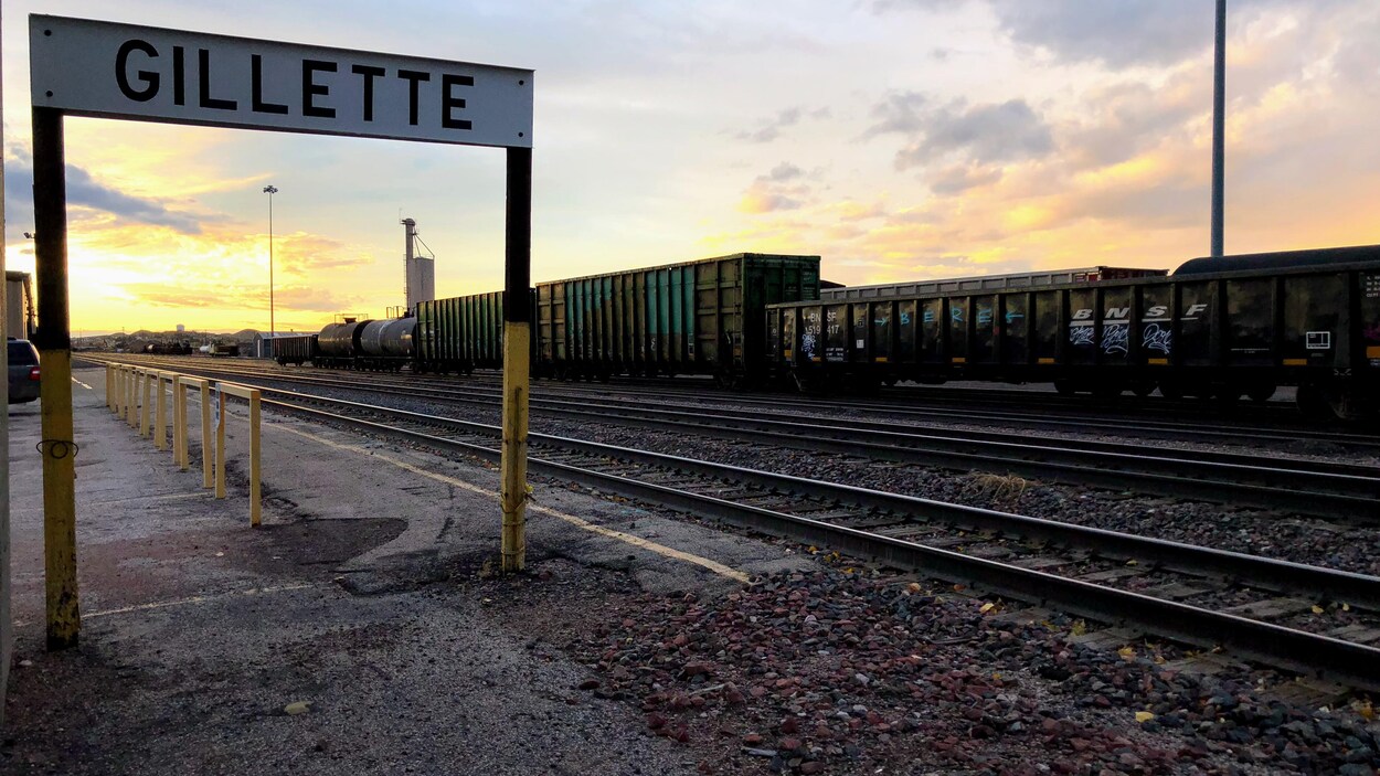 Une affiche annonce la ville de Gillette, et tout à côté, un train Une affiche annonce la ville de Gillette, et tout à côté, un train