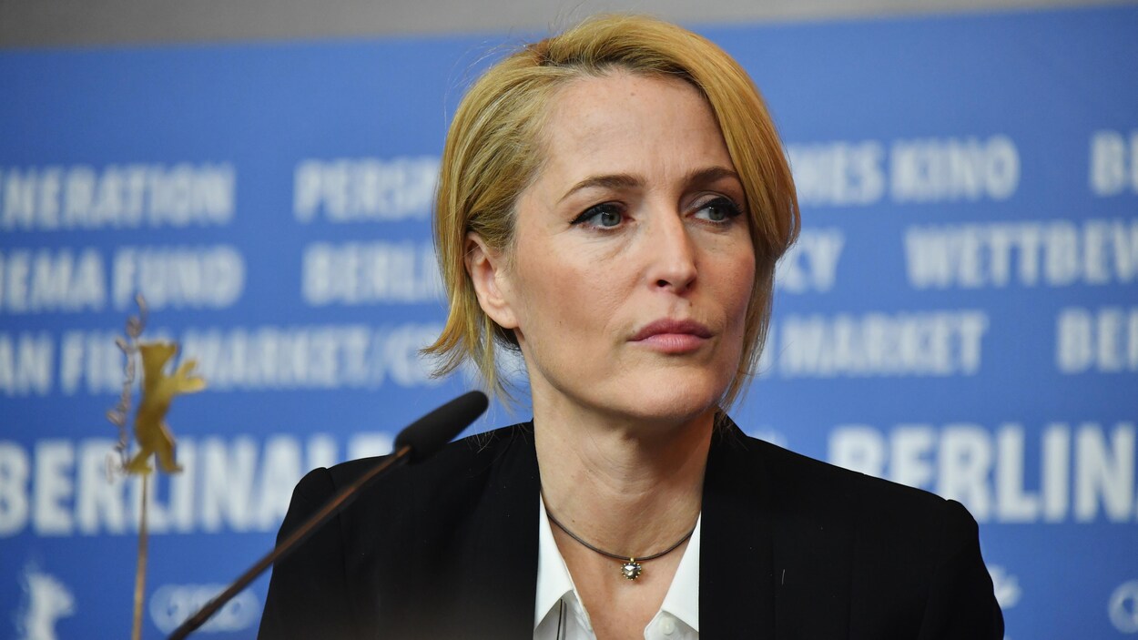 Gillian Anderson écoute une discussion lors d'une conférence de presse à la Berlinale 2017, en février. Gillian Anderson écoute une discussion lors d'une conférence de presse à la Berlinale 2017, en février.