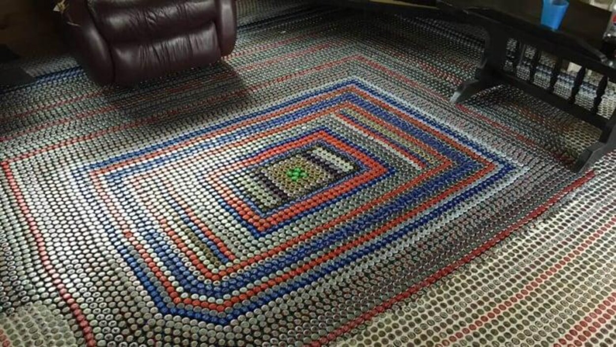 Une mosaïque de capsules de bouteilles de bière.