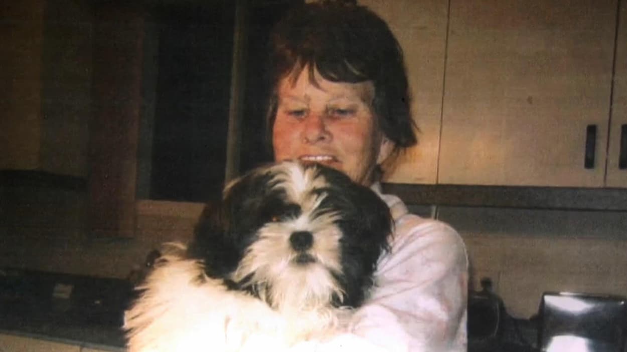 Denise Massicotte tenant son chien.