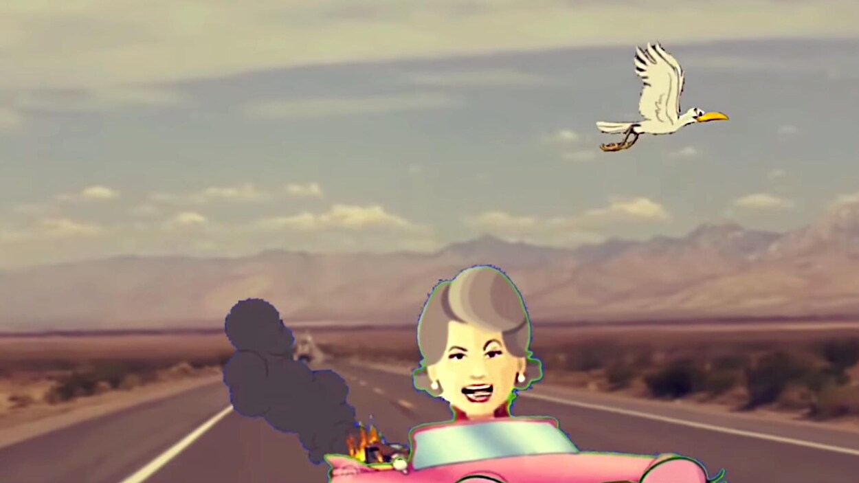 Ginette Reno en dessin animé, conduit une voiture rose sur une route de campagne.