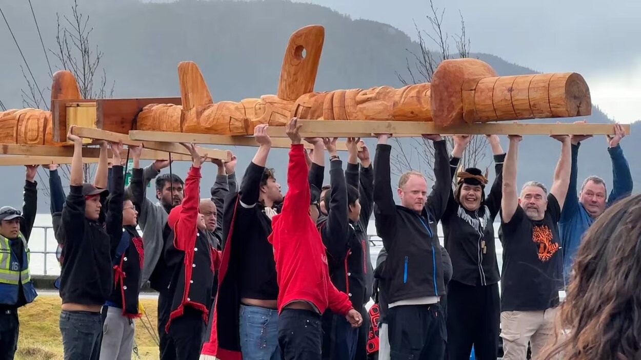 Deux mâts totémiques de bienvenue ont été installés dans un village Nisga’a