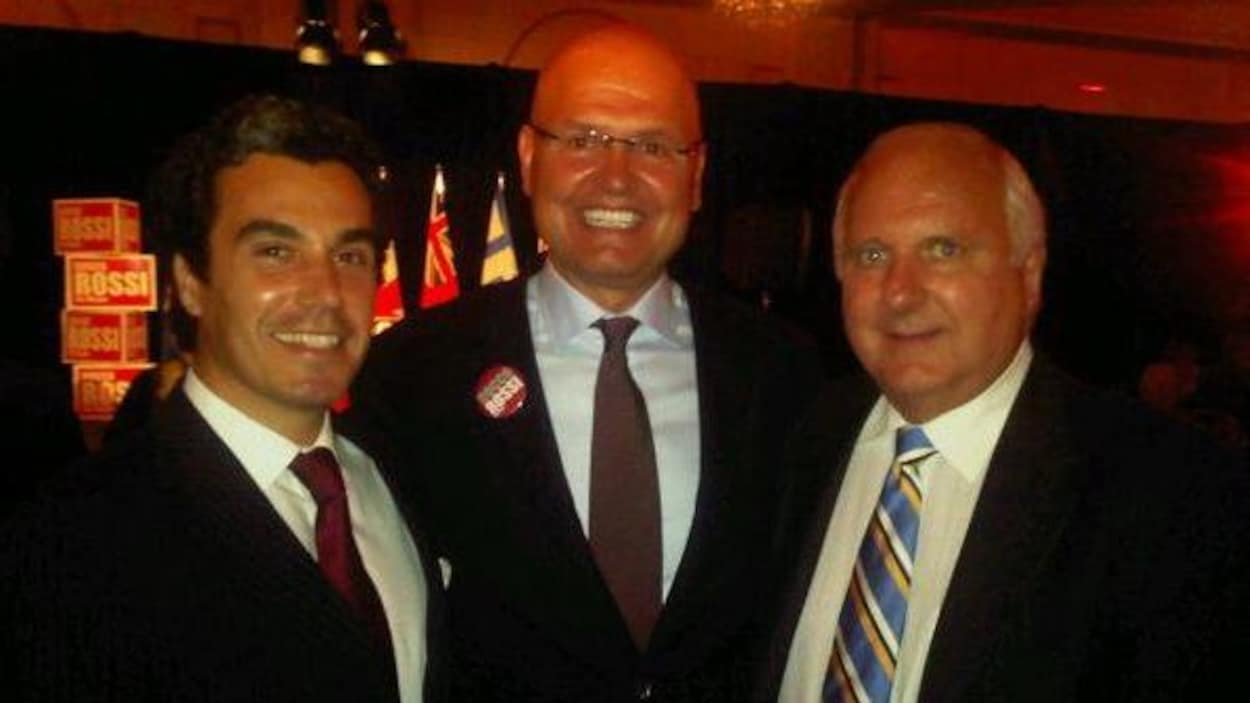 Trois personnes posent pour une photo
