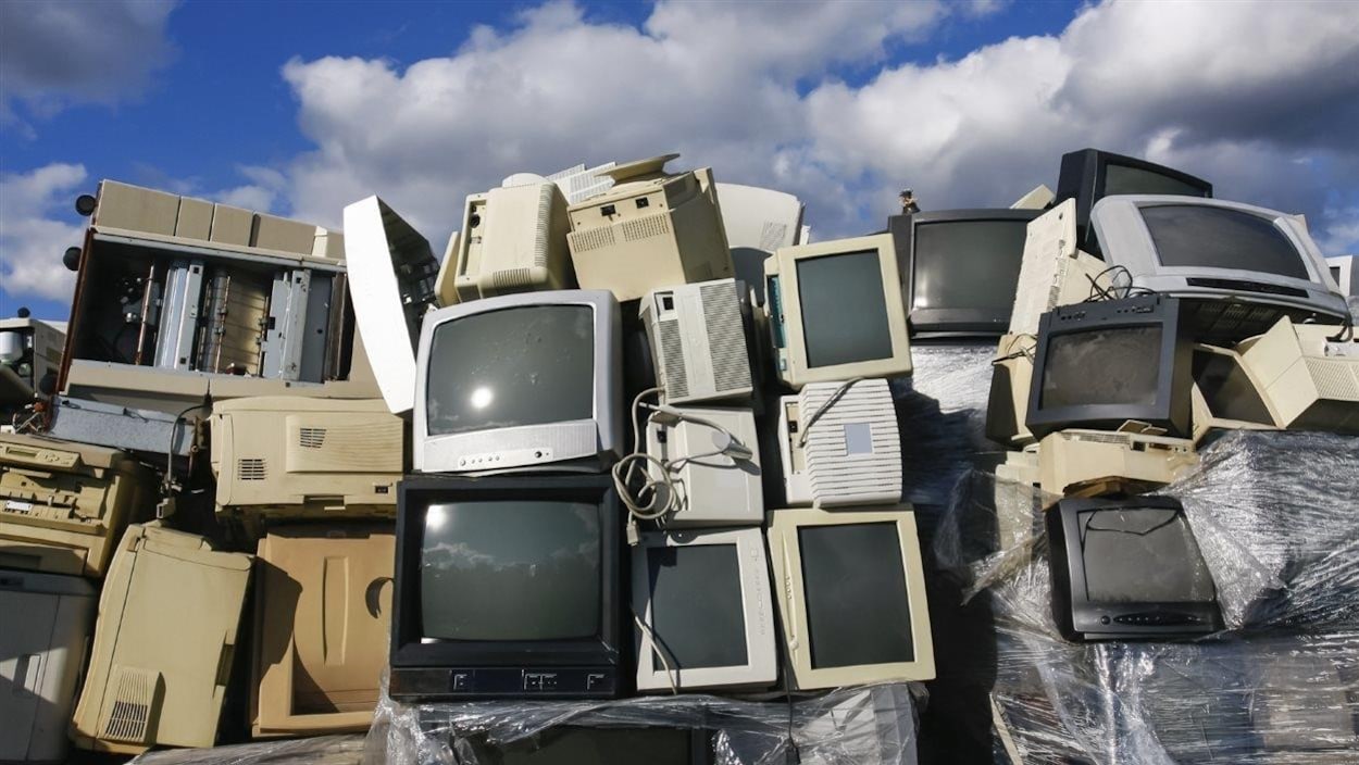 Appareils électroniques dans un dépotoir.