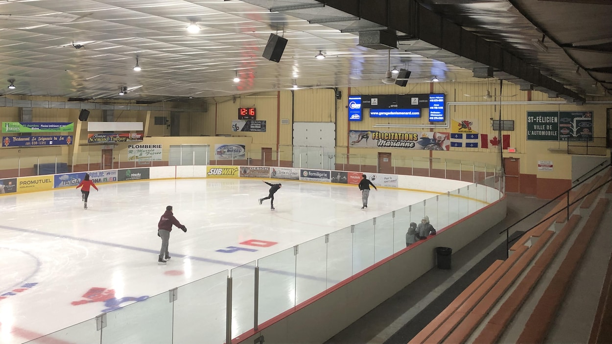 Des patineurs s'entraînent sur la glace du Centre récréatif Marianne St-Gelais, à Saint-Félicien.