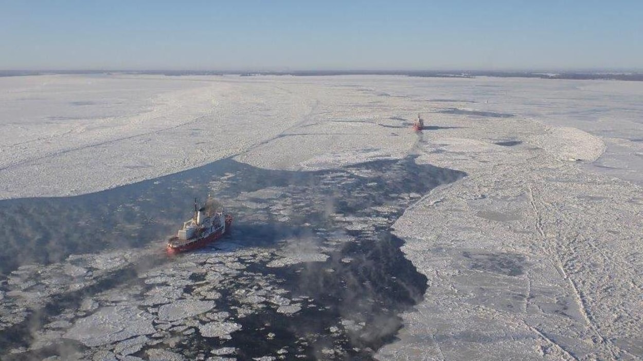 Des brise-glace sur le fleuve Saint-Laurent