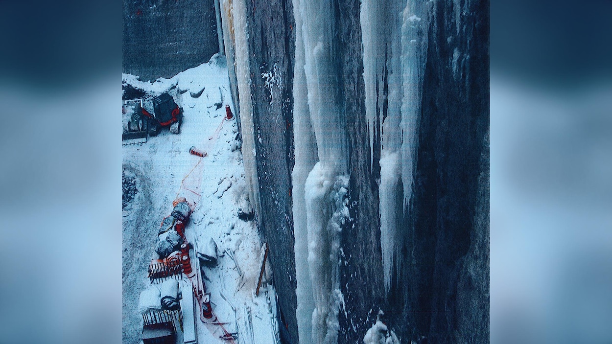 Chantier avec un mur de glace