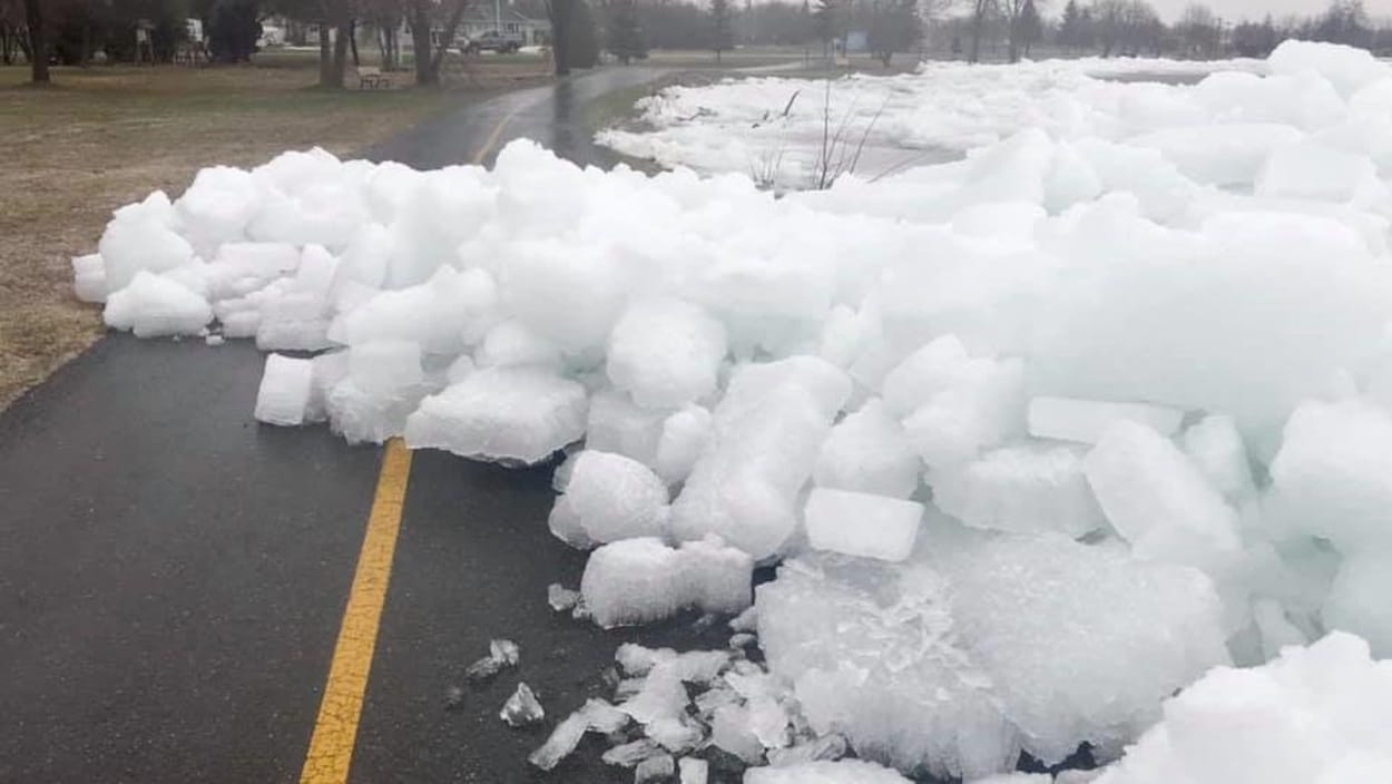 De gros morceaux de glace sur un sentier.