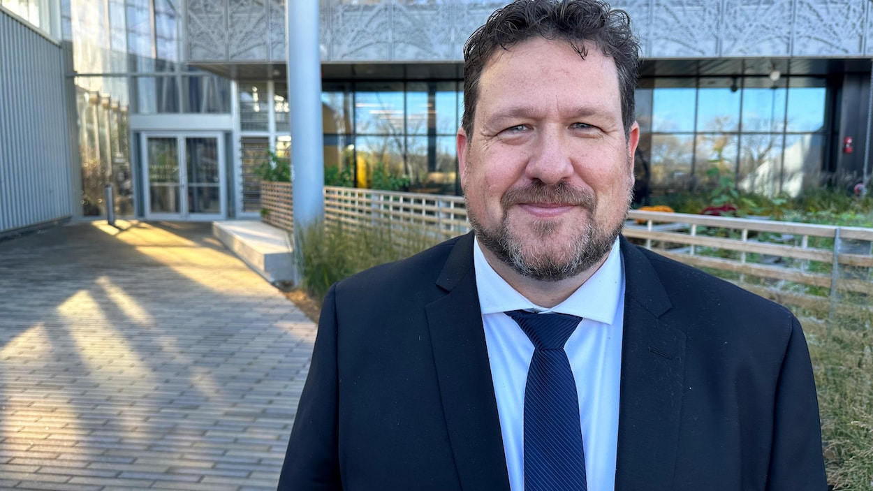 Entrevue avec le nouveau ministre Glen Simard | Info | Radio-Canada