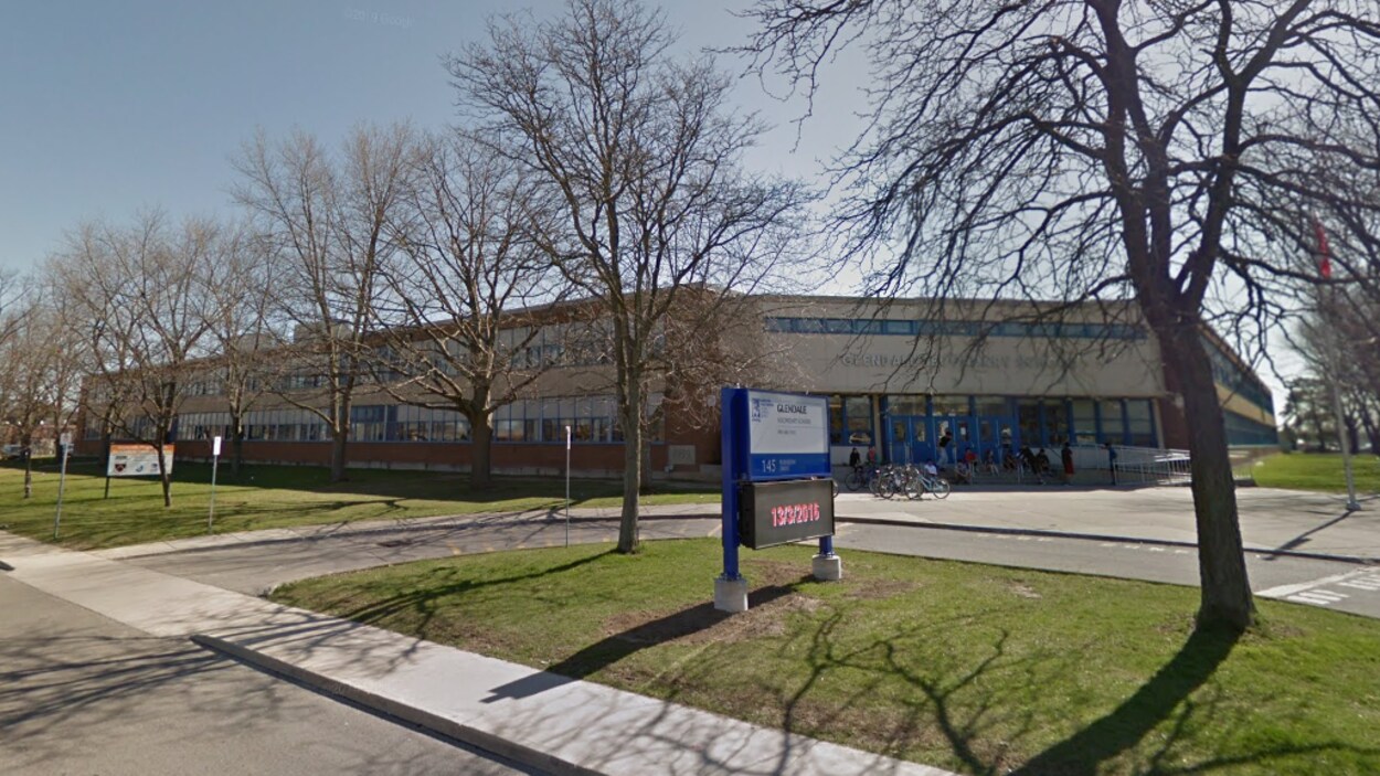 Façade d'une école secondaire vue de la rue.