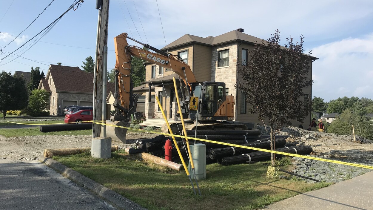 Une des deux résidences évacuées à Sherbrooke à la suite d'un glissement de terrain. Une des deux résidences évacuées à Sherbrooke à la suite d'un glissement de terrain.