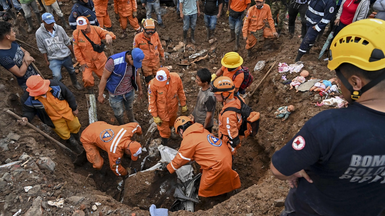 Des secouristes à la recherche de victimes d'un glissement de terrain à Rosas, dans le département de Valle del Cauca, dans le sud-ouest de la Colombie, le 21 avril 2019.