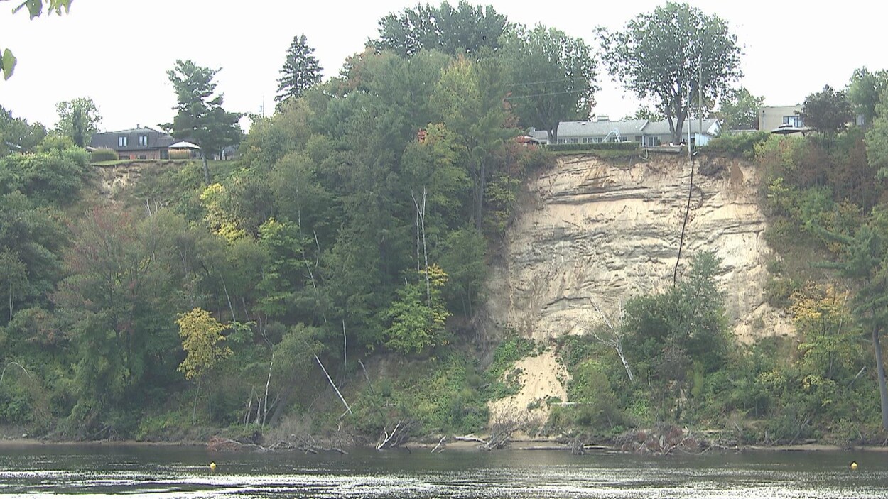 Un glissement de terrain survenu à Trois-Rivières, au bord de la rivière Saint-Maurice. Un glissement de terrain survenu à Trois-Rivières, au bord de la rivière Saint-Maurice.