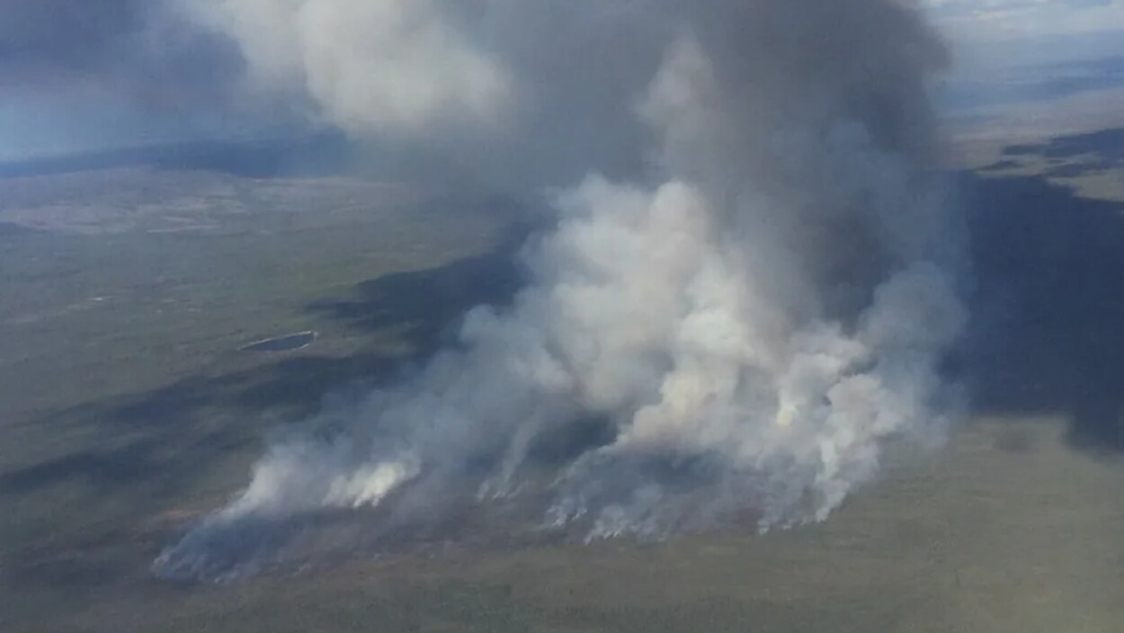 T.N.-O. : Un feu de forêt près de Fort Simpson a pris de l’ampleur durant la nuit