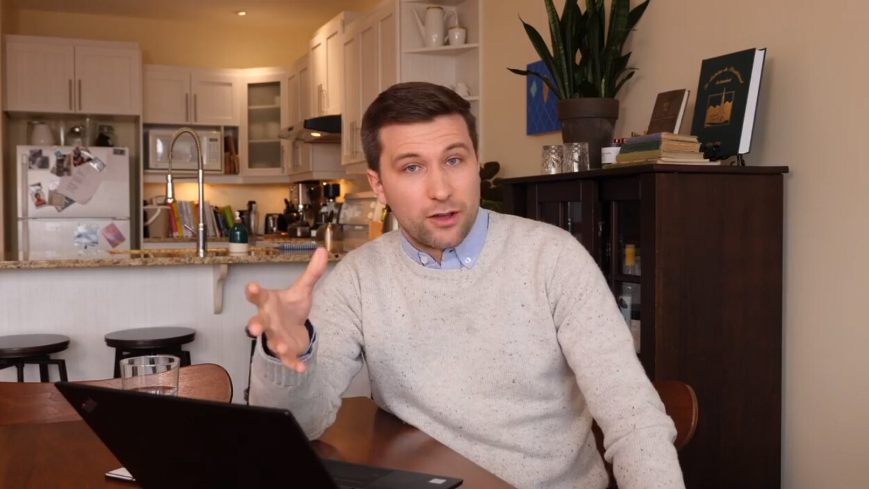 M. Nadeau-Dubois est chez lui. Il regarde la caméra, son ordinateur portable posé sur la table de sa cuisine.