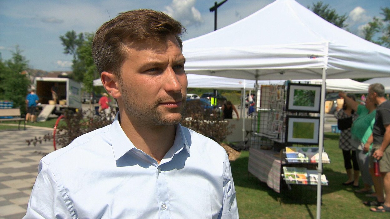 Gabriel Nadeau-Dubois répond aux questions d'un journaliste. Gabriel Nadeau-Dubois répond aux questions d'un journaliste.