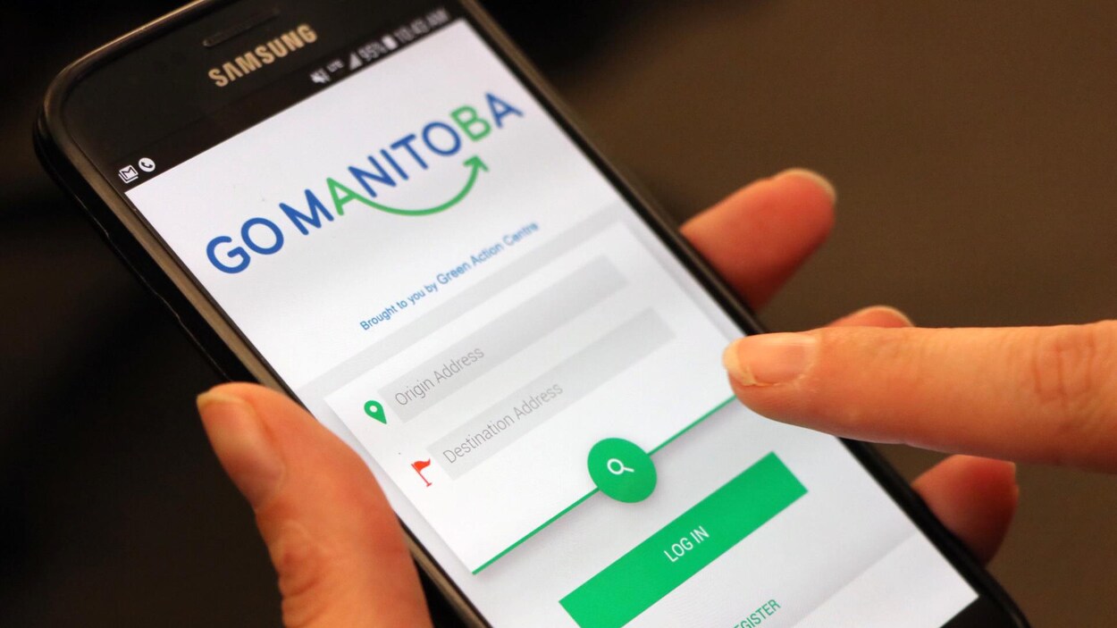 L'application mobile GoManitoba sur un téléphone intelligent.