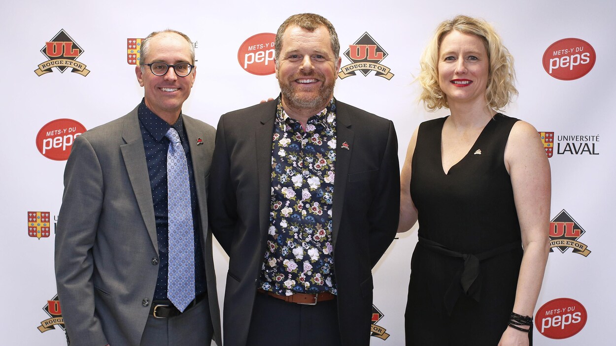 Le nouvel entraîneur-chef du Rouge et Or ski de fond, Godefroy Bilodeau, entouré du président du club, Martin Guay, et de la directrice du Service des activités sportives, Julie Dionne