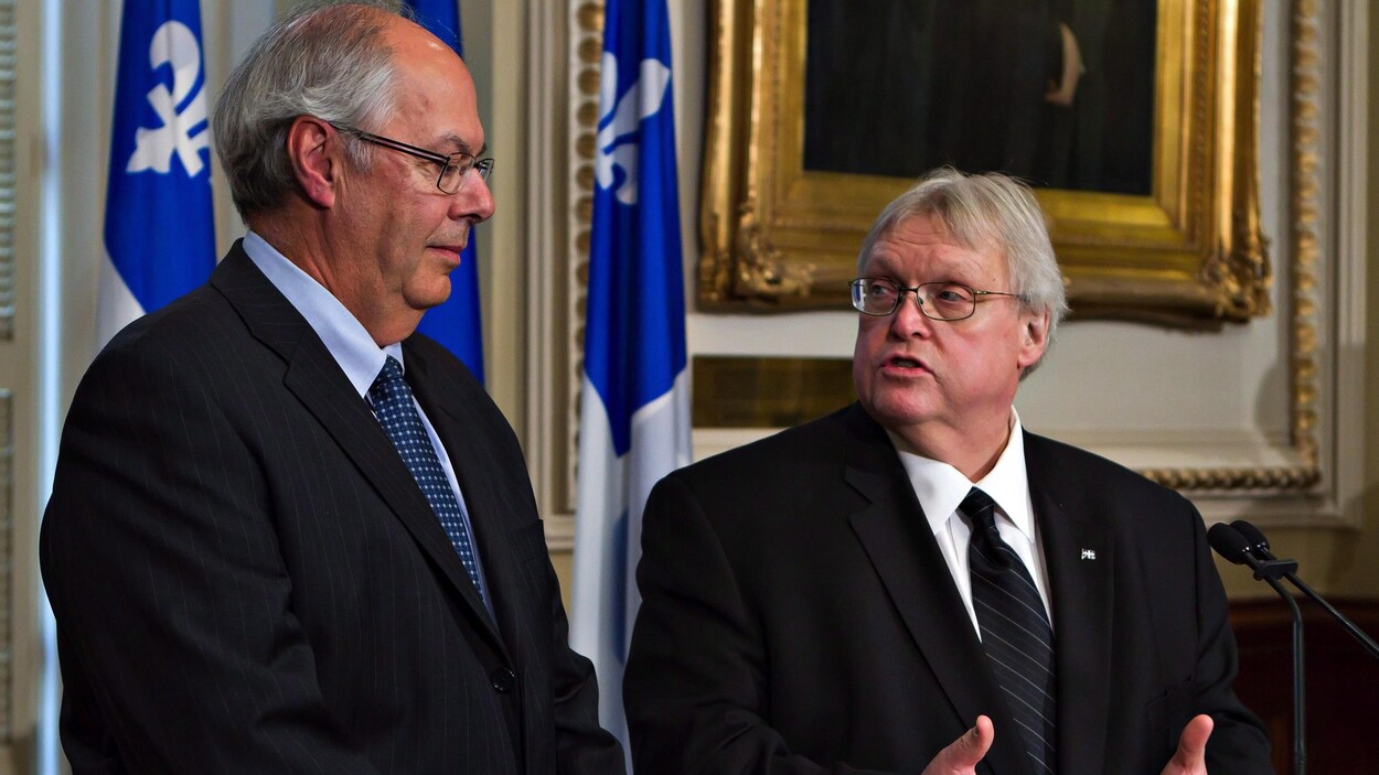 Louis Godin, président de la Fédération des médecins omnipraticiens du Québec, et le ministre Gaétan Barrette Louis Godin, président de la Fédération des médecins omnipraticiens du Québec, et le ministre Gaétan Barrette