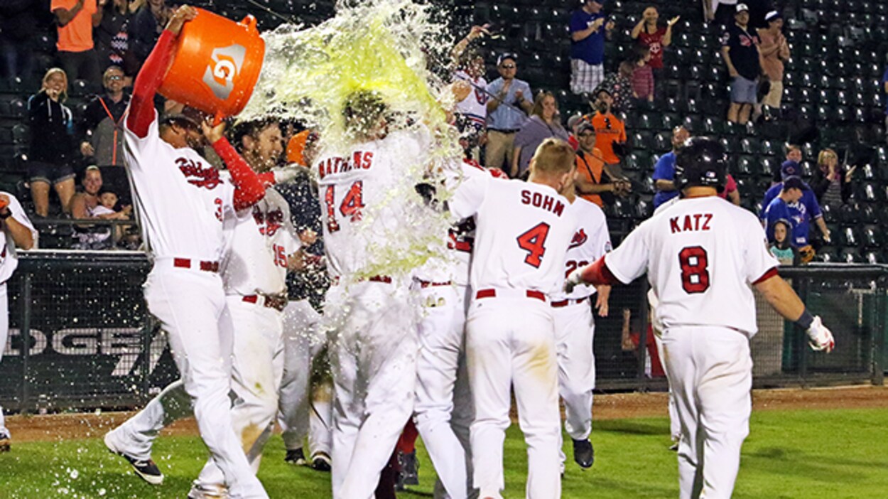 Les Goldeyes célèbrent leur victoire au parc Shaw à Winnipeg après un match plein de rebondissements. Les Goldeyes célèbrent leur victoire au parc Shaw à Winnipeg après un match plein de rebondissements.