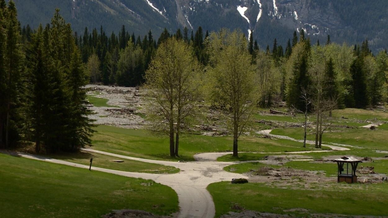 Le terrain de golf de Kananaskis est jonché de débris. Le terrain de golf de Kananaskis est jonché de débris.