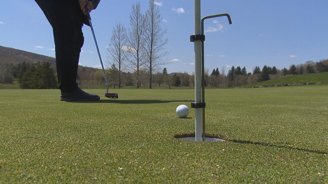 Un golfeur sur un terrain de golf.