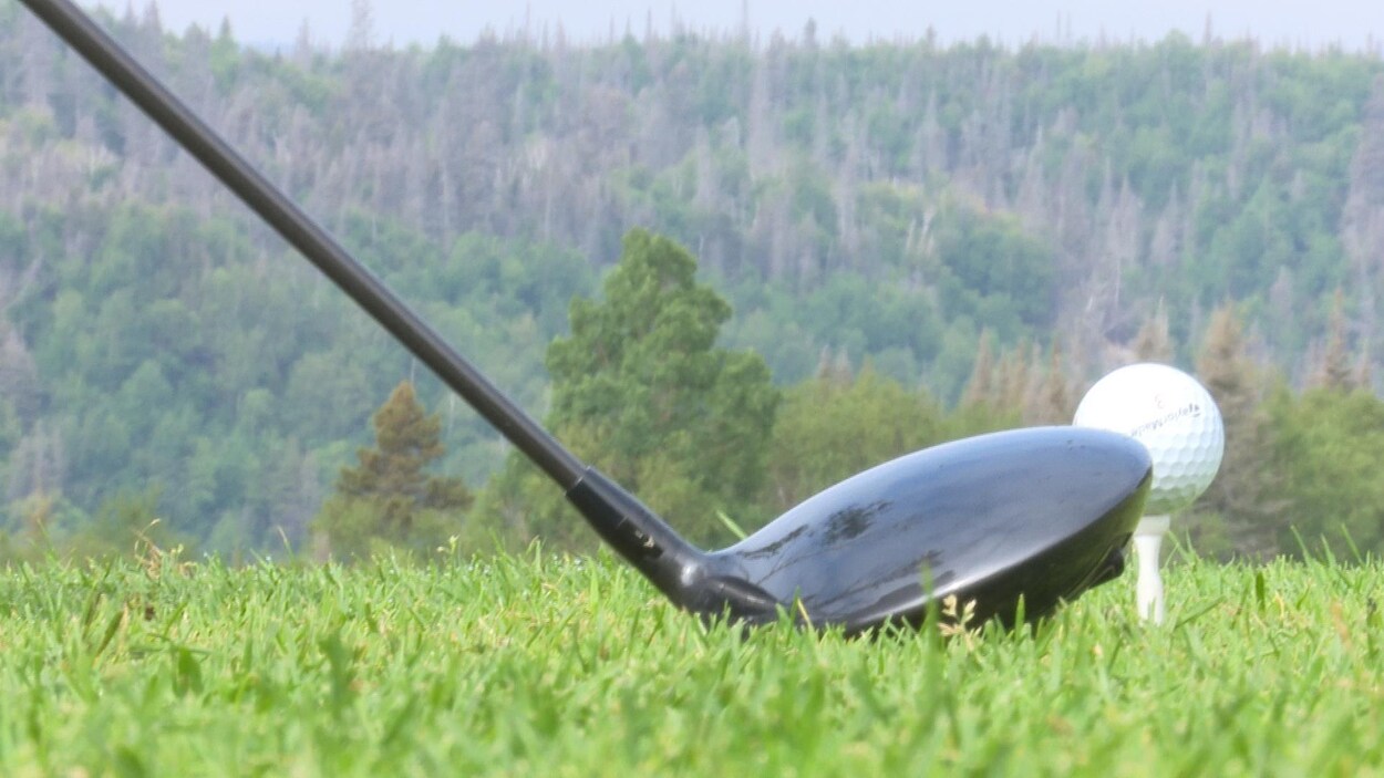 Un bâton et une balle de golf