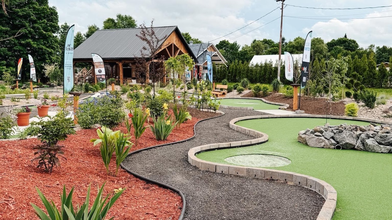 Minigolf et poutine, un casse-croûte de Sainte-Thècle classé incontournable