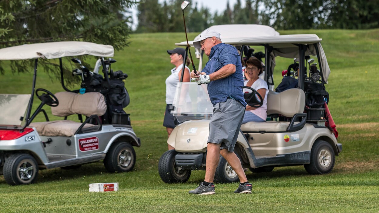Un homme sur une terrain de golf.