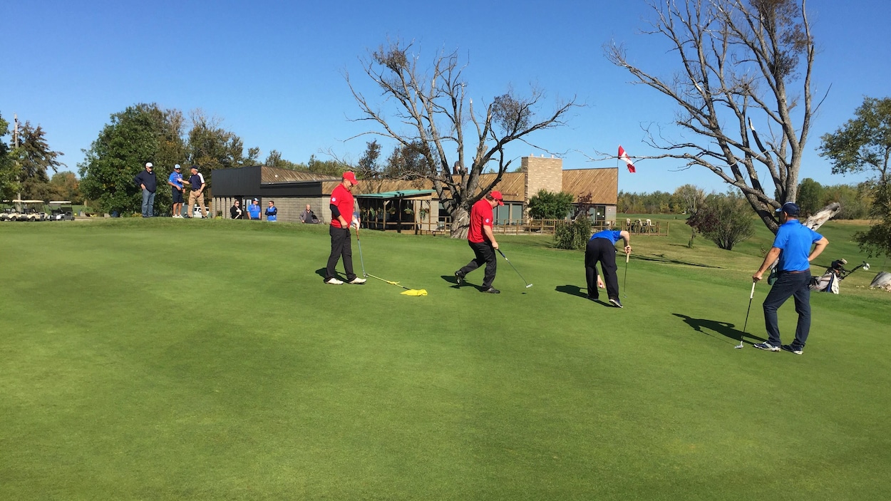 Des golfeurs sur un vert.