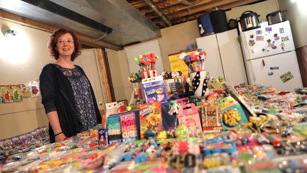 Kerri Thurman se tient devant sa collection de gommes étalée sur une grande table.