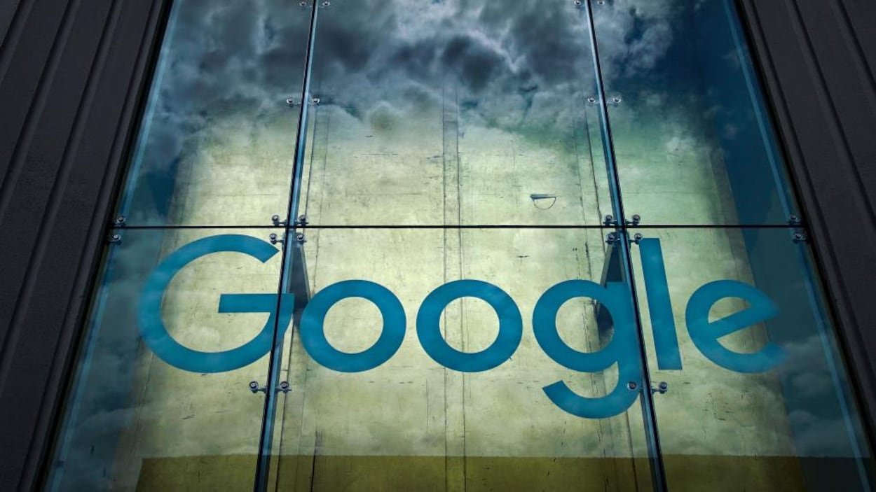 Le logo de Google sur la façade d'un édifice.