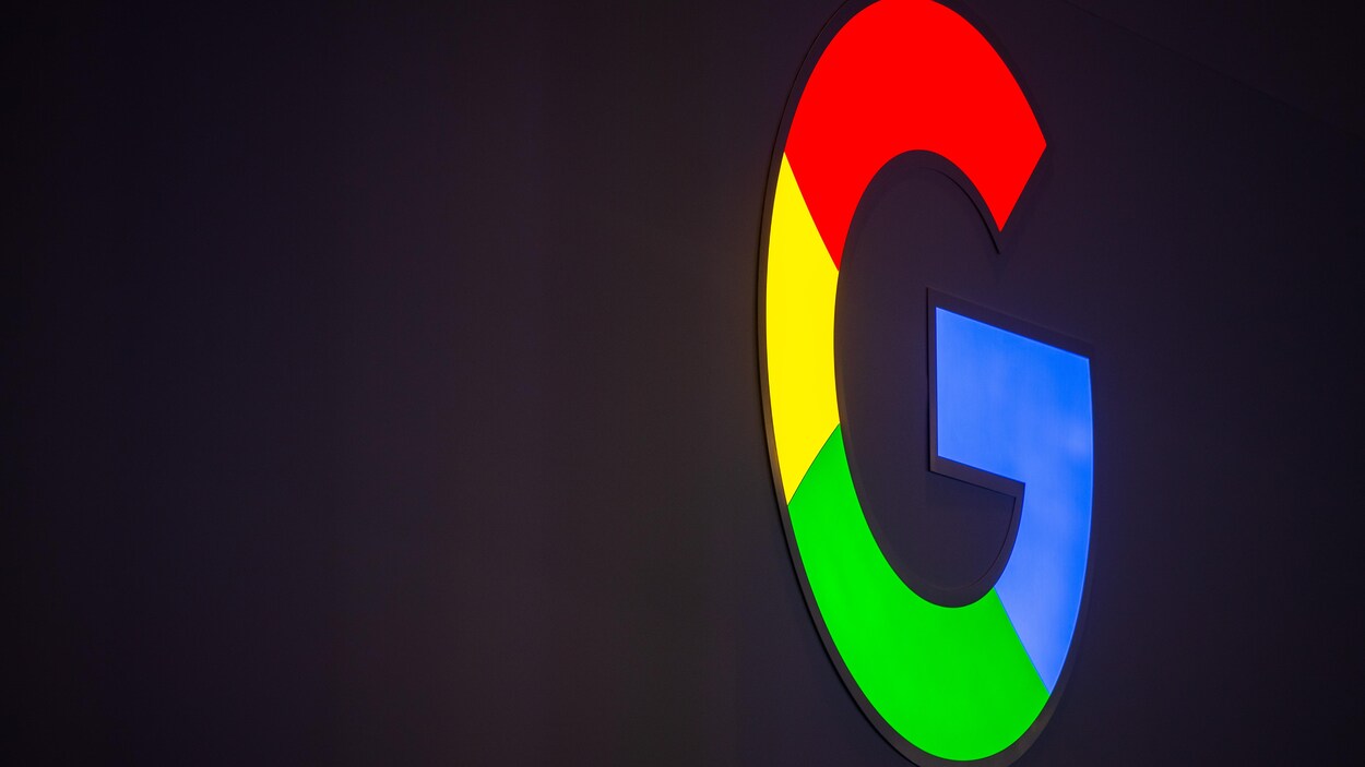 Le logo de google projeté sur un mur.